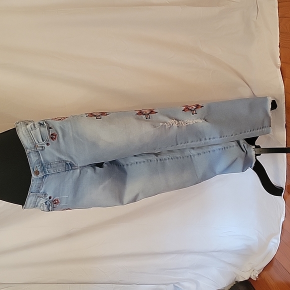 Jessica Simpson distressed embroidered jeans - Picture 1 of 5